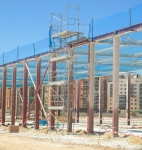 Andamios tipo escalera para montadores de cubierta. En estructura metálica