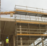 Andamio de acceso a cubierta tipo fachada. En estructura metálica